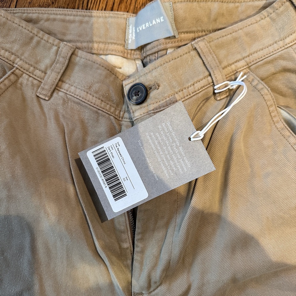EVERLANE The Relaxed Chino in dark khaki - Picture 2 of 4